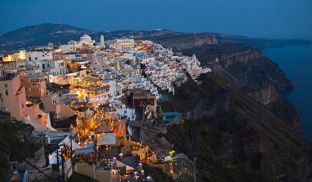 Топ-5 отелей в городе Тира на Санторини стоимостью до 100 евро