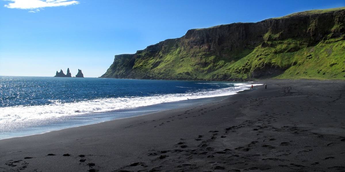 Что посмотреть в Исландии: Черный пляж, маяк Дирхоулаэй, ледника Соульхеймажкютль и термальный бассейн Сельявалалауг