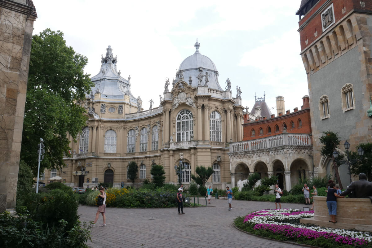 Замок Вайдахуняд в городском парке Будапешта